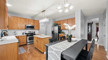 House, Multiple Beds, Patio, Garden View (Pickerington Haven) | Private kitchen | Fridge, microwave, oven, stovetop