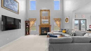 Ferienhaus, Mehrere Betten, Terrasse, Gartenblick (Pickerington Haven) | Wohnbereich | 65-Zoll-Flachbildfernseher mit Digitalempfang