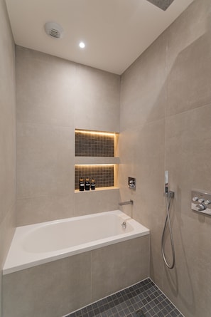 Shower, hair dryer, towels, soap - Villa Zenorya (Fargues-Saint-Hilaire)