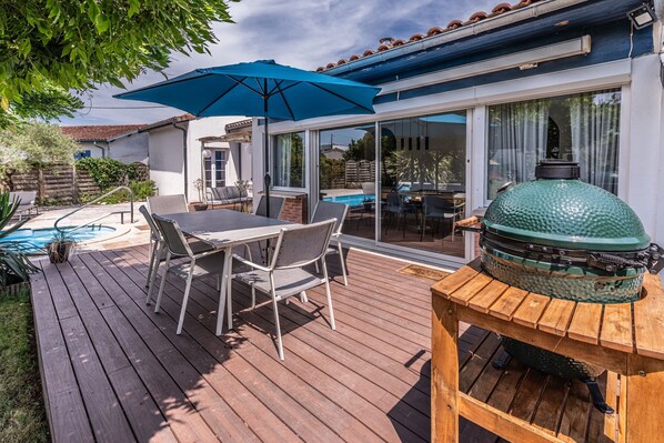 تناول الطعام بالخارج