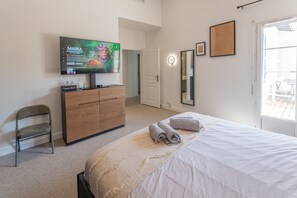 3 bedrooms, desk, iron/ironing board, travel crib