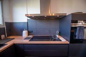 ثلاجة، ميكروويف، فرن، موقد طهي مسطح