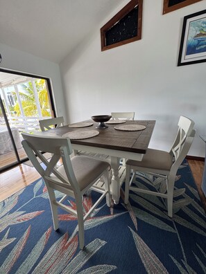 Dining - Charming 2-bedroom house in beautiful Big Pine Key with canal access and lift (Big Pine Key)