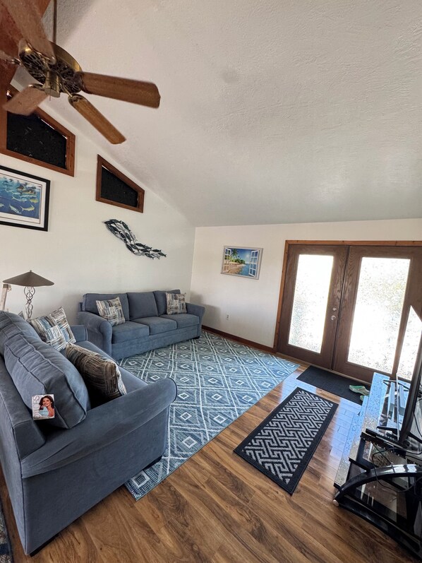 Living area - Charming 2-bedroom house in beautiful Big Pine Key with canal access and lift (Big Pine Key)