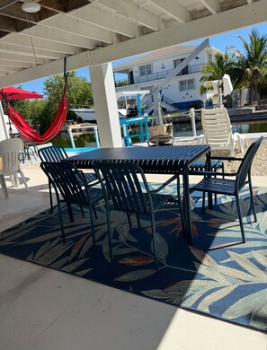 Outdoor dining - Charming 2-bedroom house in beautiful Big Pine Key with canal access and lift (Big Pine Key)