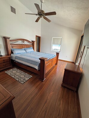 2 bedrooms, iron/ironing board, internet, bed sheets - Charming 2-bedroom house in beautiful Big Pine Key with canal access and lift (Big Pine Key)