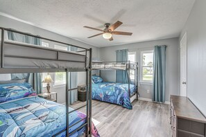 2 bedrooms, desk, travel crib, internet
