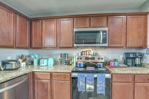 Fridge, microwave, stovetop, dishwasher