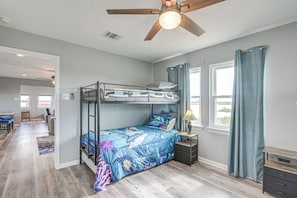 2 bedrooms, desk, travel cot, Internet