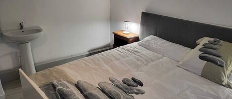 1 chambre, fer et planche à repasser, Wi-Fi, draps fournis