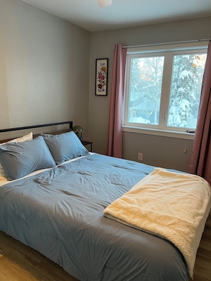 4 chambres, bureau, fer et planche à repasser, lit de bébé portatif