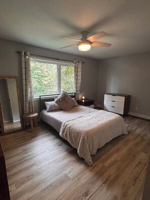 4 soverom, skrivebord, strykejern/-brett og reiseseng for barn