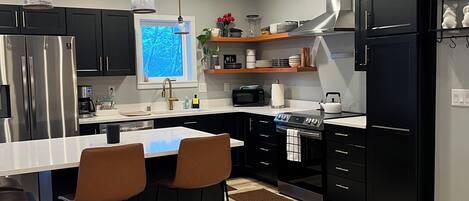 Refrigerador, microondas, horno, placa de cocina