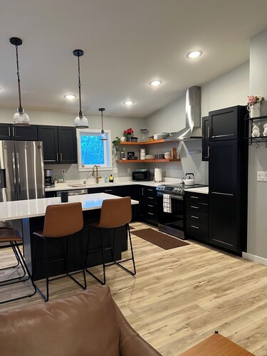 Modern Two- story Alaskan retreat, close to the airport. 