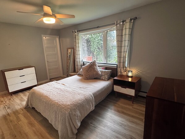 4 bedrooms, iron/ironing board, WiFi, bed sheets