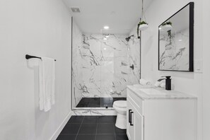 Dusche, Haartrockner, Handtücher, Seife