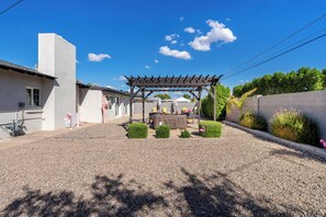 Terrace/patio - Disco Dino: Pool, HotTub & Game Room Sleeps 18 (Scottsdale)