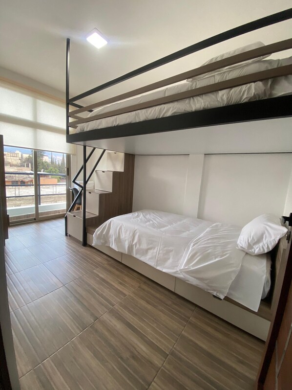 Classic Apartment | Meja, ruang kerja komputer riba, seterika/papan seterika, Wi-fi percuma