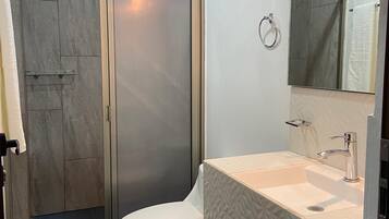 Departamento clásico | Baño | Regadera, toallas, jabón, shampoo