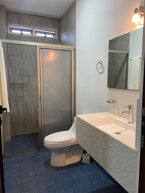 Classic Apartment | Bilik Mandi | Pancuran mandi, tuala disediakan, sabun, syampu 