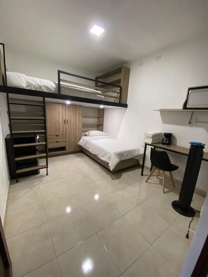 Basic Apartment | Meja, ruang kerja komputer riba, seterika/papan seterika, Wi-fi percuma