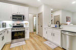 Fridge, microwave, stovetop, dishwasher