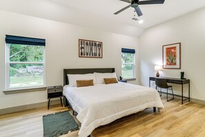 3 bedrooms, iron/ironing board, Internet, bed sheets - Lake-View Retreat w/ Games & Yard in Daingerfield (Daingerfield)