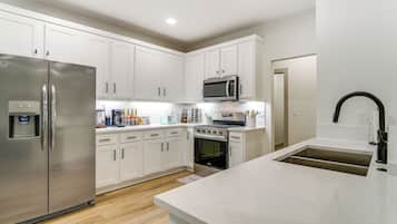 Fridge, microwave, stovetop, dishwasher