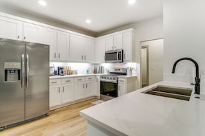Fridge, microwave, stovetop, dishwasher