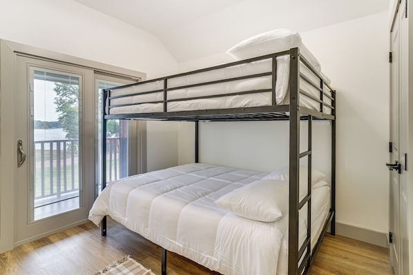 Iron/ironing board, Internet, bed sheets