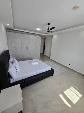 6 bedrooms, iron/ironing board, WiFi, bed sheets