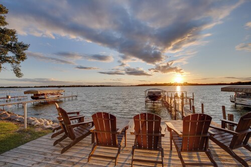 Game Room + Views: Family Retreat on Silver Lake