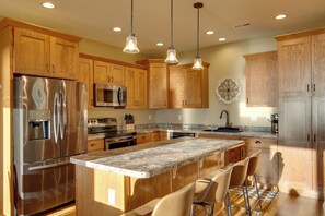 Geladeira, micro-ondas, cooktop, lava-louças