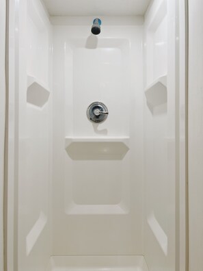Sèche-cheveux, serviettes fournies, savon, papier toilette