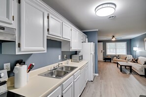 Fridge, microwave, stovetop, dishwasher