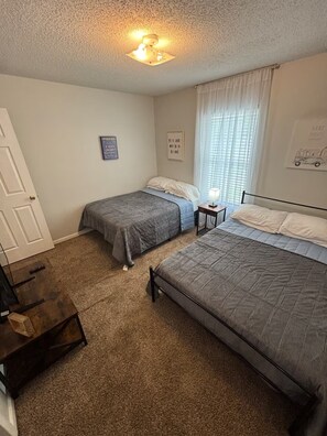 2 habitaciones, tabla de planchar con plancha, wifi y ropa de cama 