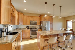 Geladeira, micro-ondas, cooktop, lava-louças