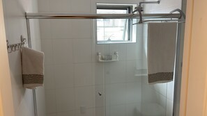 Dusche, Haartrockner, Handtücher, Seife