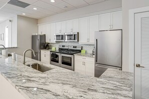 Fridge, microwave, stovetop, dishwasher - Walk to Turtle Beach! Bayfront Unit w/ Pool & Dock (Sarasota)