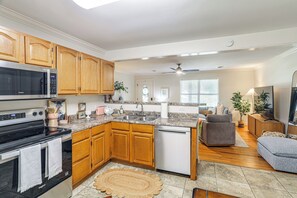 Geladeira, micro-ondas, cooktop, lava-louças