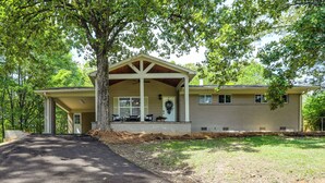 A two-story house with a covered porch, a driveway, and a well-maintained lawn. - < 1 Mi to Ole Miss & The Grove! Charming Getaway (Oxford)