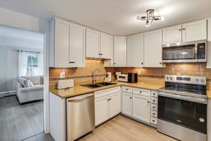 Réfrigérateur, micro-ondes, plaque de cuisson, lave-vaisselle
