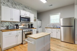 Réfrigérateur, micro-ondes, plaque de cuisson, cafetière/bouilloire