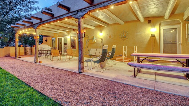 Un espacio al aire libre con área de asientos y una parrilla.