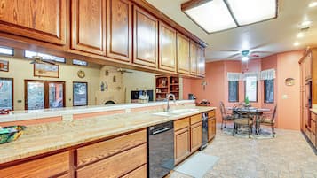 Køleskab, mikrobølgeovn, kogeplade, opvaskemaskine