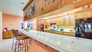 Geladeira, micro-ondas, cooktop, lava-louças