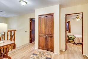 4 عدّة غرف نوم ومكواة/لوح كي وخدمة الإنترنت وملاءات أسرّة