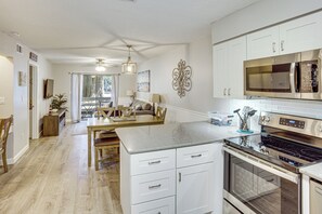 Réfrigérateur, micro-ondes, plaque de cuisson, lave-vaisselle