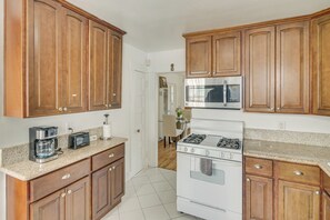 Kjøleskap, mikrobølgeovn, kokeplater og kaffetrakter/tekoker