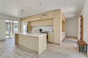 Réfrigérateur, micro-ondes, plaque de cuisson, lave-vaisselle
